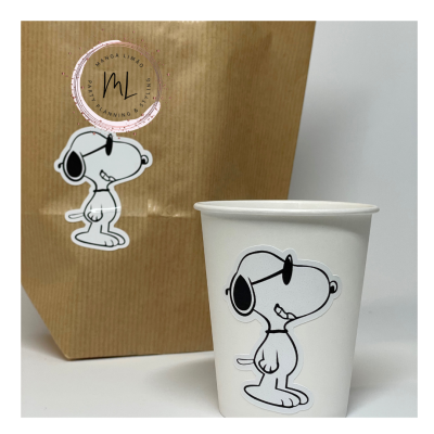 Copo descartável branco com imagem do Snoopy e embalagem de papel castanha com adesivo redondo
