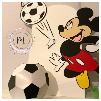 Decoração de papel com tema de futebol e personagem estilo Mickey Mouse