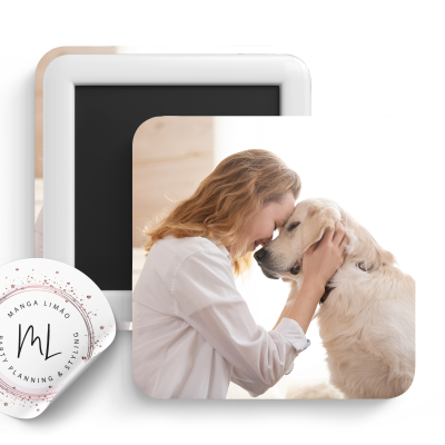 Ímanes quadrados e redondos com imagem de mulher e cão e etiqueta Manga Limão