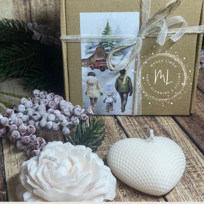 Caixa de presente de cartão com vela branca em formato de coração e flor decorativa