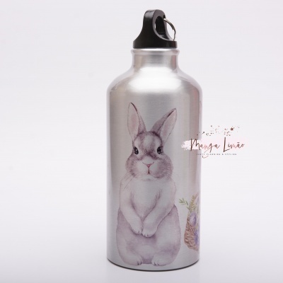 Garrafa metálica prateada com ilustração de coelho e tampa preta
