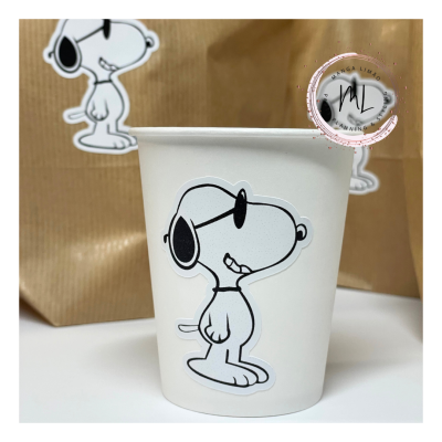 Copo branco com figura do Snoopy com óculos escuros