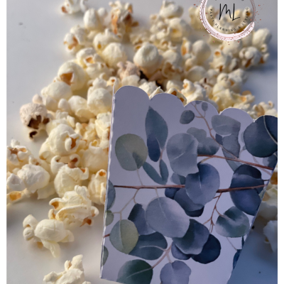 Caixa decorativa de pipocas com padrão de folhas e pipocas espalhadas