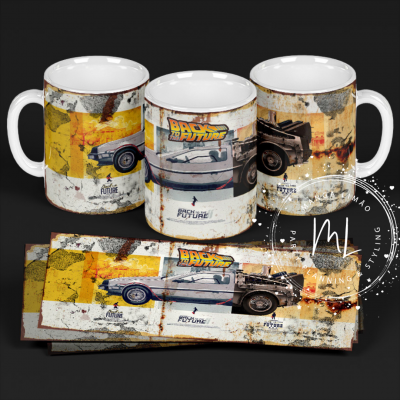Três canecas brancas com estampas do DeLorean de 'Back to the Future' e fundo envelhecido.