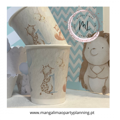 Copos descartáveis brancos com animais em tons pastel e número 1 azul claro