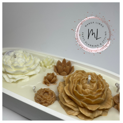 Vela decorativa em forma de flores em base branca oval