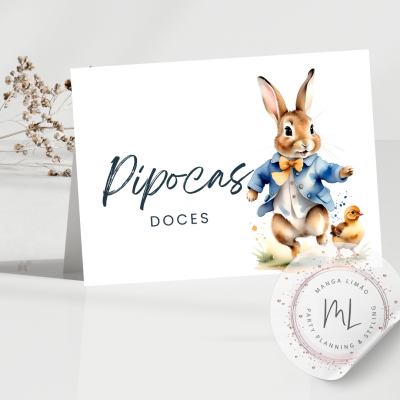 Cartão com ilustração de coelho com casaco azul e texto Pipocas Doces
