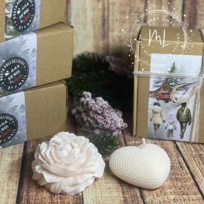 Velas decorativas em forma de flor branca e coração branco com caixas de cartão e etiquetas decorativas