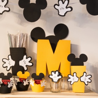Objetos decorativos temáticos do Mickey Mouse em preto, amarelo, vermelho e branco.