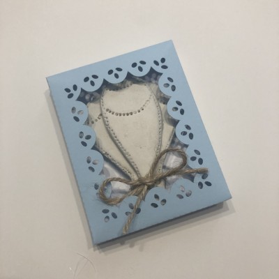 Caixa azul com colar prateado e laço de corda