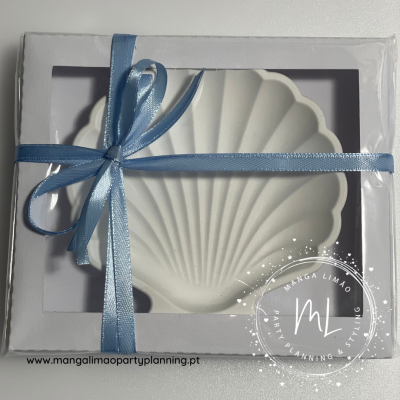 Prato decorativo branco em forma de concha com laço azul na embalagem