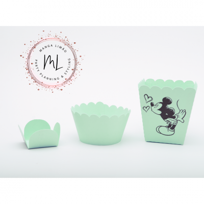 Recipientes de papel verde menta para festas com bordas recortadas e desenho de Mickey Mouse no terceiro recipiente