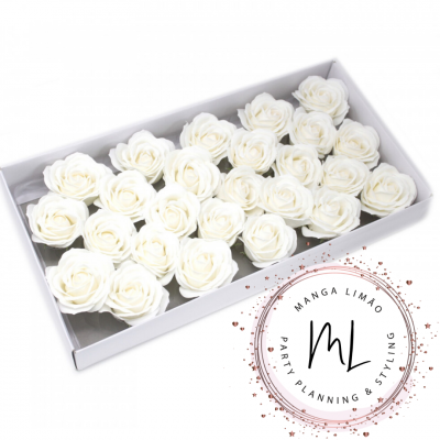 Caixa aberta com 24 flores brancas em formato de rosa alinhadas em quatro filas e selo digital MANGA LIMÃO PARTY PLANNING & STYLING