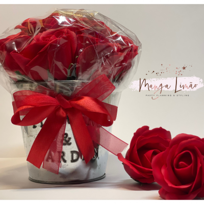 Vaso metálico com rosas vermelhas artificiais e laço vermelho