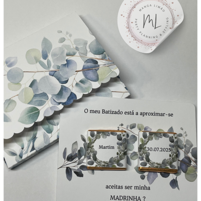 Convite de batizado com envelope verde aguarela, texto em português, dois Porta-fotos dourados com folhas verdes.