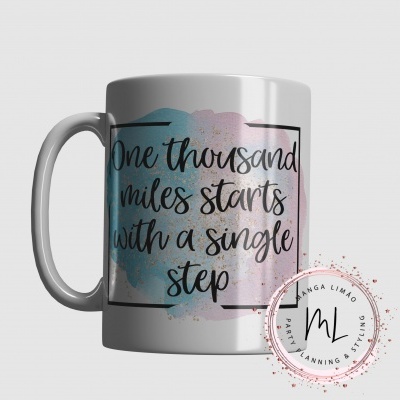 Caneca branca com texto inspirador e fundo colorido pastel