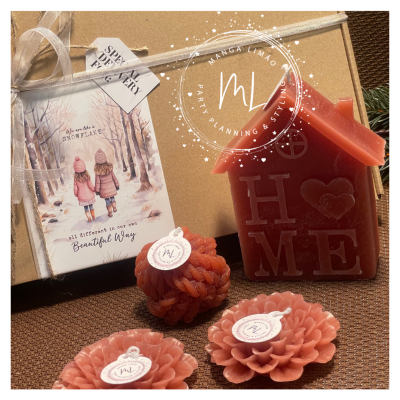 Conjunto de velas decorativas cor rosa salmão e embalagem de oferta com cartão ilustrado