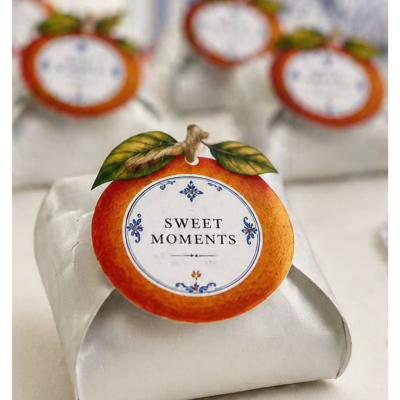 Pacote branco com etiqueta redonda decorada em laranja e texto SWEET MOMENTS