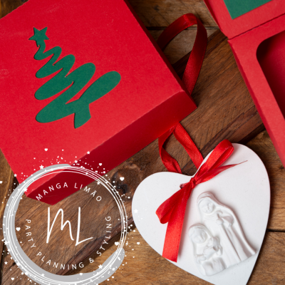 Decoração de Natal em forma de coração branco com relevo e caixa vermelha com árvore verde