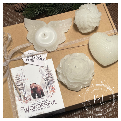 Conjunto de velas decorativas brancas em caixa com etiqueta de Natal