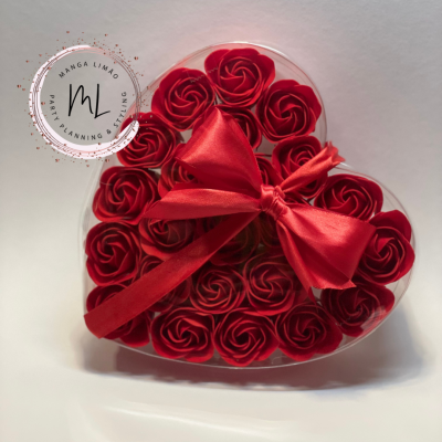 Coração transparente com rosas vermelhas e laço vermelho