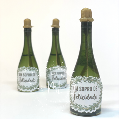 Três garrafas verdes pequenas com rótulo e rolha de cortiça
