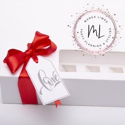 Caixa branca com fita vermelha e etiqueta Love, em fundo branco com logótipo Manga Limão