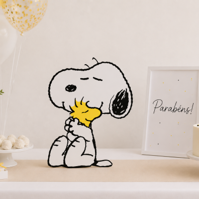 Mesa decorada com bolo, docinhos, flores, balões e quadro com Parabéns!