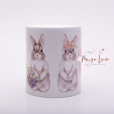 Caneca branca com dois coelhos desenhados e flores
