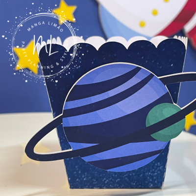 Caixa decorativa azul escura com planeta recortado e padrão de estrelas