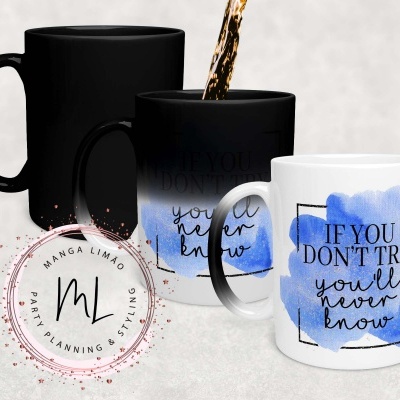 Três canecas de cerâmica em preto e branco com texto motivacional e padrão azul