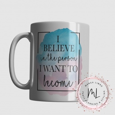 Caneca branca com texto motivacional e design colorido azul e rosa