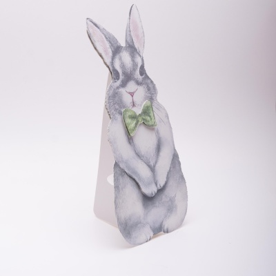 Figura de coelho cinzento em cartão rígido com laço verde