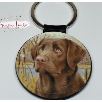 Chaveiro redondo com imagem de cão labrador castanho e argola metálica