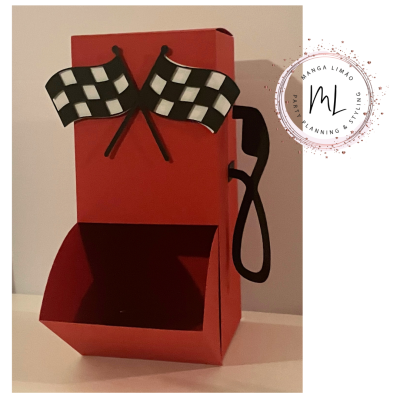 Caixa vermelha com bandeiras quadriculadas pretas e brancas.