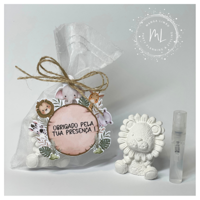 Saco transparente com laço e etiqueta 'OBRIGADO PELA TUA PRESENÇA!' com animais, figura de leão branca e frasco spray pequeno