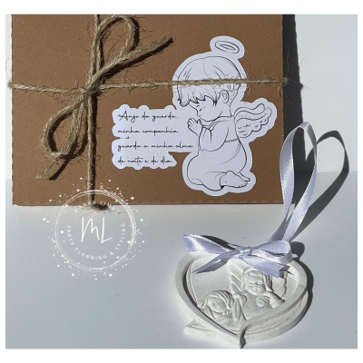 Cartão castanho com ilustração de anjo e pendente branco em forma de coração com anjos.