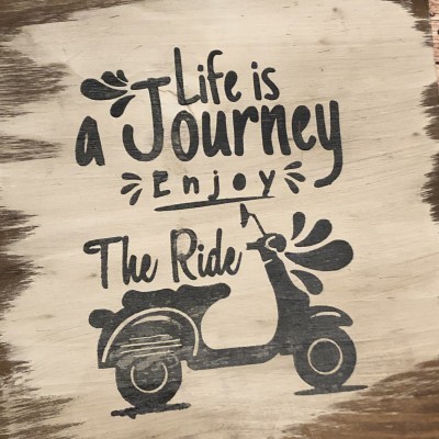 Placa de madeira com texto decorativo e desenho de scooter