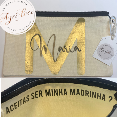Necessaire personalizada bege com letra dourada e nome Maria, texto interior a perguntar 'Aceitas ser minha madrinha?'.