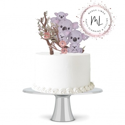 Bolo branco com decoração de koalas cinzentos e flores cor-de-rosa secas
