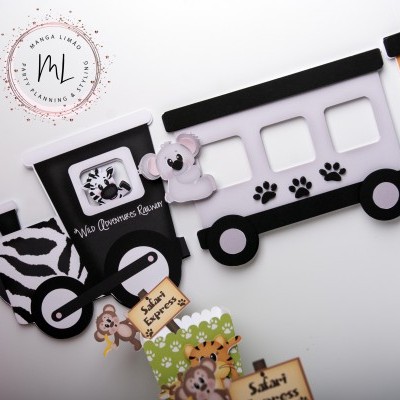 Moldura de fotografias em forma de comboio com animais de pelúcia e tecido com padrão de zebra