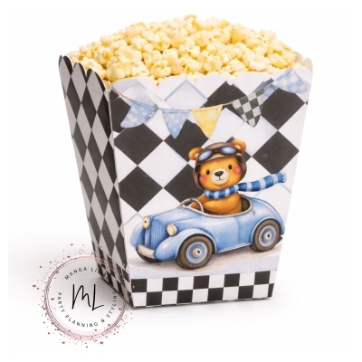 Caixa de pipocas com urso num carro azul e padrão preto e branco