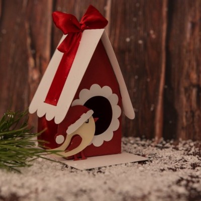 Casa de passarinhos decorativa vermelha e branca em madeira com laço vermelho
