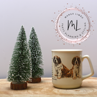 Caneca creme com desenho de cães São Bernardo ao lado de árvores de Natal artificiais