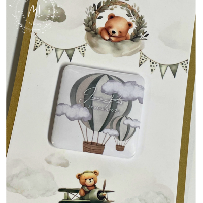 Cartão de convite com ursinhos, balões de ar quente, nuvens e avião, com texto impresso.