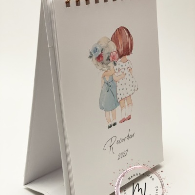 Calendário de mesa com ilustração de duas meninas e texto Recordar 2022