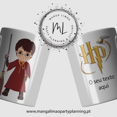 Canecas brancas com design de personagem infantil e texto HP