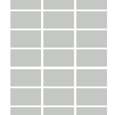 Cinco garrafas de vidro com líquidos azuis e transparentes numa superfície clara