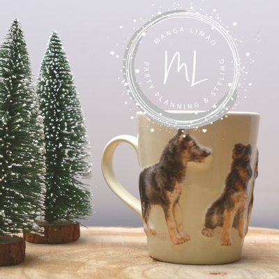 Caneca bege com imagens de cães ao lado de árvores de pinheiro artificiais com neve