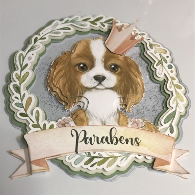 Cartão decorativo com desenho de cão com coroa e texto 'Parabéns'